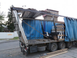 Náklaďák, jedoucí směrem do Chválkovic, se nevlezl pod železniční most