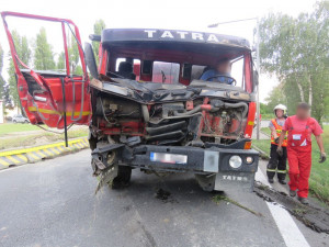 Po nehodě dvou náklaďáků vypadl z auta na silnici spolujezdec