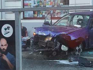 Sobotní vážná nehoda na Palackého si vyžádala čtyři zraněné. Mladý řidič auta byl pod vlivem alkoholu