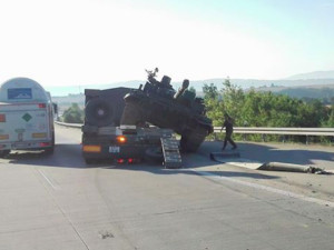 Na dálnici D35 z Olomouce na Hranice komplikuje dopravu tank. Spadl vojákům z návěsu