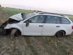 Taxikář usnul, porazil dva sloupky a skončil se svým autem na poli