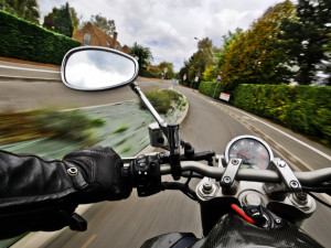 Řidič se otáčel s autem a přitom srazil mladého motorkáře