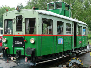 V sobotu vyjedete na trať legendární motoráček "Věžák". Strojvedoucí v něm sedí v kabině na střeše