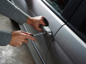 Muž se snažil odemknout cizí auto pomoci kladiva a šroubováku. Údajně si ho spletl se svým