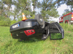 Žena dva dny po sobě usedla za volant opilá a pokaždé nabourala. Podruhé skončila na střeše