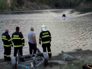 Na Výklekách se zranil muž při pádu z výšky. Zasahovat museli hasiči na člunu i záchranářský vrtulník