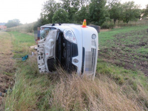 Řidič nákladního vozidla najel na nezpevněnou krajnici. Převrácené vozidlo skončilo v příkopě