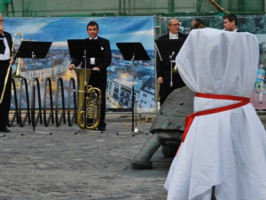 FOTOGALERIE: Pítko na Horním náměstí je už v provozu. Osvěžte se v centru Olomouce