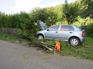 Seniorce se za volantem udělalo nevolno, se svým autem skončila zraněná v oplocení u domu