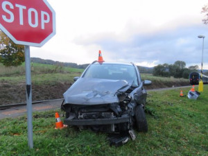 Řidič nedal přednost projíždějícímu vlaku. Náraz auto odhodil mimo silnici