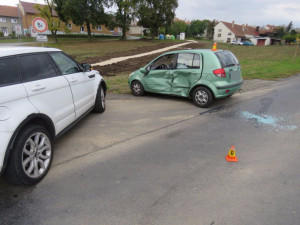 Senior začal v kopci předjíždět auto, které odbočovalo doleva. Došlo ke kolizi