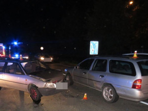 Při dopravní nehodě se čelně střetla dvě auta. Na místě zůstaly dvě zraněné ženy