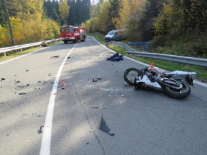 Motorkář se spolujezdkyní vyjel v zatáčce do protisměru a srazil se s autem. Oba dva se zranili