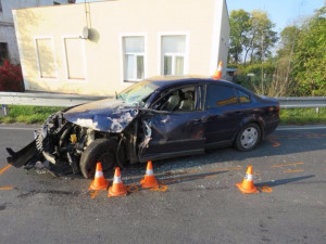 Nákladní automobil přejel do protisměru a naboural do Volkswagenu. Osobní auto nemělo technickou