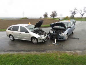 U Plumlova se čelně střetla dvě vozidla. Oba dva řidiči se zranili