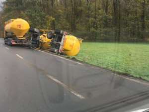 Mezi Litovlí a Třemi Dvory se převrátila cisterna s moukou