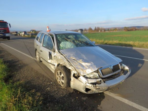 Padesátiletý řidič předjížděl na křižovatce a srazil se s řidičkou, která odbočovala vlevo