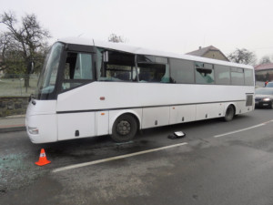 Traktor s cisternou narazil do autobusu. Při nárazu se zranila osmapadesátiletá cestující