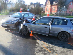 Řidič nedal přednost v jízdě, se svým autem vjel do cesty šoférovi na hlavní. Škoda je téměř čtvrt milionu