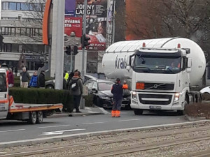 Na Jeremenkově ulici došlo k nehodě cisterny a osobního auta. Dopravu řídí policisté