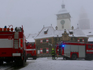 FOTO/VIDEO: Hrad Bouzov se ocitl v plamenech. Naštěstí jen cvičně