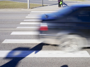 Další nehoda na přechodu. Při střetu došlo ke zranění chodce