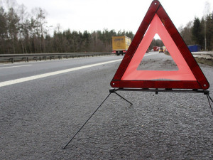 Muž se snažil stopovat na dálnici, srazilo ho auto. Stál v tmavém oblečení uprostřed silnice