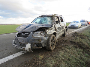 Řidič nezvládl předjíždění a narazil do auta, které se pak převrátilo přes střechu