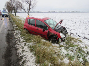 Řidička údajně upadla do mikrospánku, jela půl kilometru mimo silnici