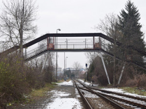 Známá lávka přes železnici v Hejčíně se nadobro uzavře, je v havarijním stavu