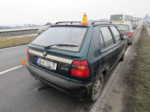 Řidič nedal přednost a srazil se s autem na hlavní silnici