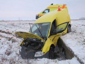 Řidička během havárie vypadla z bočního okna a zůstala ležet v bezvědomí vedle auta