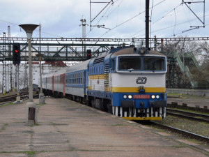 Soud v lednu otevře případ pádu dívky z vlaku. Obžalobě čelí vlakvedoucí a průvodčí