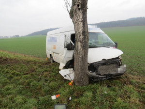 Dodávka a osobák začaly na Šternberské ve stejný čas předjíždět kolonu. Výsledkem byl náraz do stromu