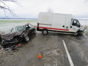 Na zasněžené silnici se při střetu dodávky s osobním autem zranili tři lidé