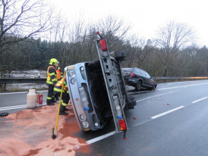 Mohelnický kopec stále trápí řidiče, ve čtvrtek se tam převrátil přívěs i s autem