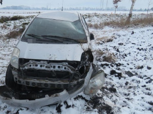 Pětašedesátiletá řidička jela příliš rychle, dostala smyk a otočila auto na střechu