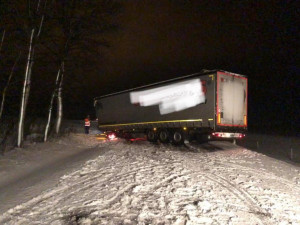 VIDEO: Hasiči v noci odstraňovali následky silného větru a vydatného sněžení