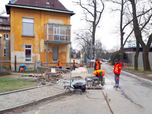 V areálu Fakultní nemocnice vznikne nový chodník, povede kolem porodnicko-gynekologické kliniky