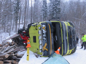 S návěsem převážejícím dřevo se utrhla krajnice, škoda je jeden a půl milionu korun