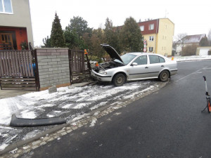 Opilý řidič zpanikařil, když policisté před ním rozsvítili majáky. Strhl řízení a skončil v oplocení domu