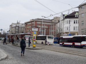 Tramvaj srazila dvě dvacetileté ženy na náměstí Hrdinů, obě jsou zraněné