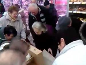 VIDEO: Šedesátiprocentní sleva na kachnu rozpoutala v olomouckém Kauflandu davové šílenství