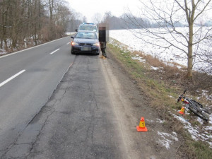 Řidič nákladního auta při předjíždění srazil cyklistku a ujel, pomozte policii v pátrání