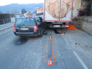 Muž vykládal pečivo z dodávky, zezadu do ní narazil projíždějící Volkswagen