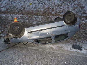 Třiapadesátiletá řidička převrátila auto na střechu, do nemocnice ji transportoval vrtulník