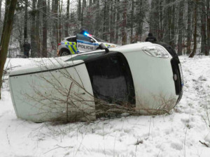 Dvě jednotky hasičů zaměstnala nehoda převrácené dodávky u Branné