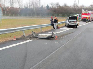 Osmnáctiletá řidička nezvládla zatáčku, po smyku skončila ve svodidlech