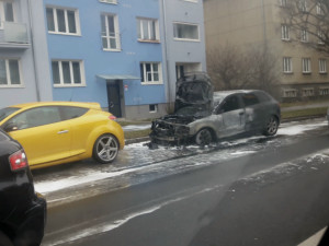 VIDEO: Auto na Foerstrově ulici v Olomouci hořelo kvůli technické závadě