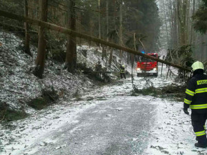 AKTUÁLNĚ: Hasiči v kraji mají plné ruce práce s následky silného větru